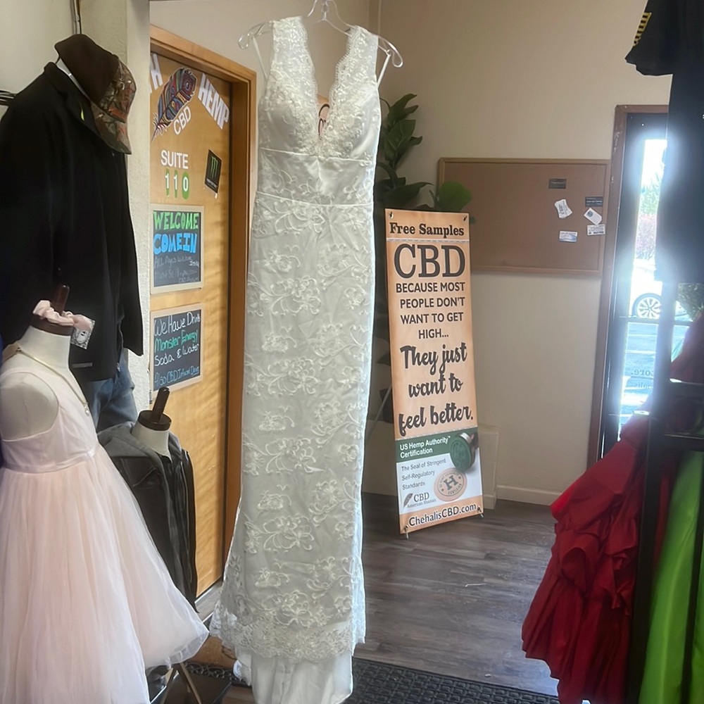 BOUTIQUE | fitted lace deep v wedding dress/gown
